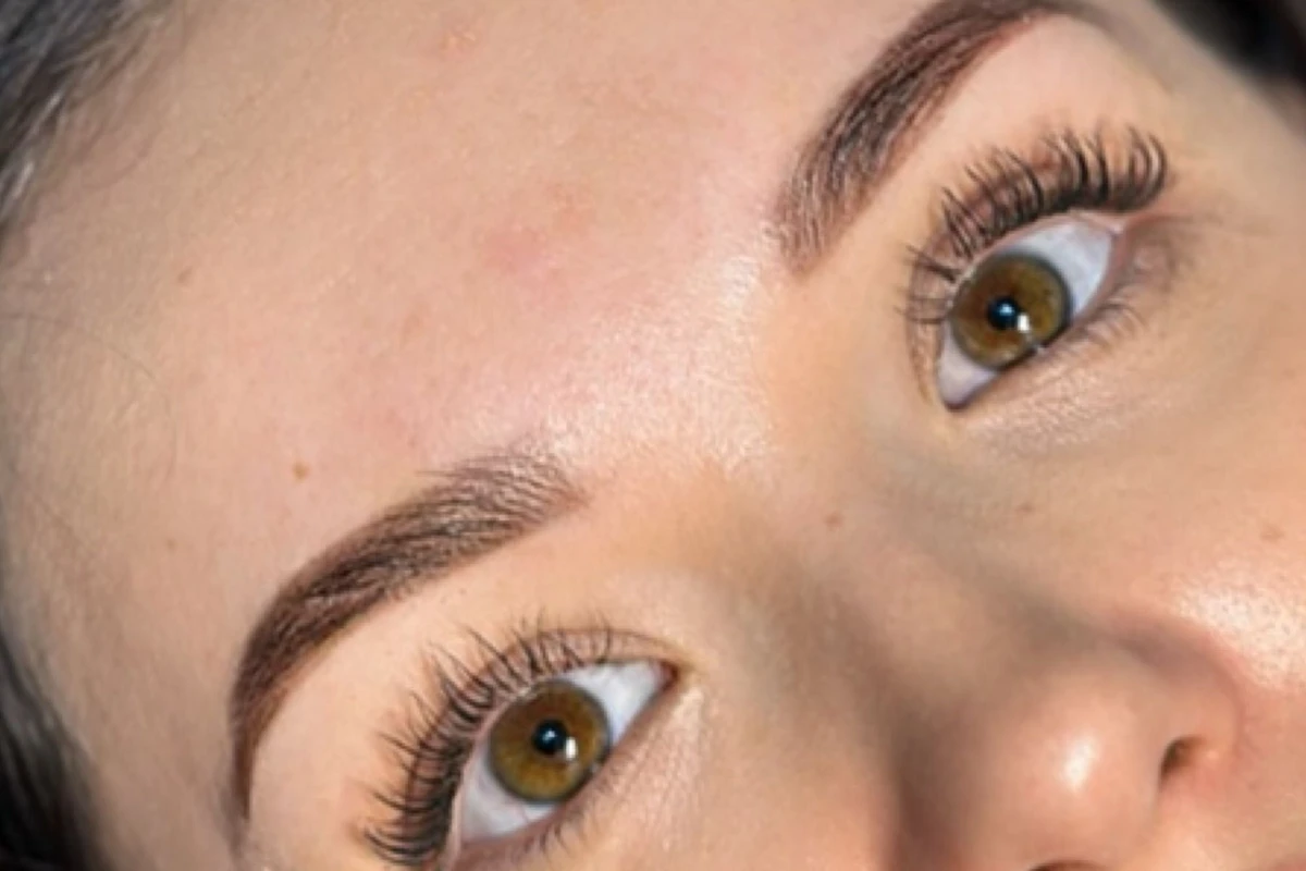 BRWI I RZĘSY - Regulacja brwi woskiem