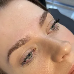 BRWI I RZĘSY - Regulacja brwi woskiem - zdjęcie 7