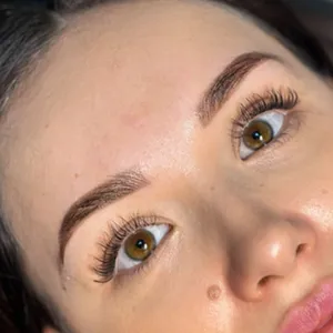 BRWI I RZĘSY - Regulacja brwi woskiem - zdjęcie 1